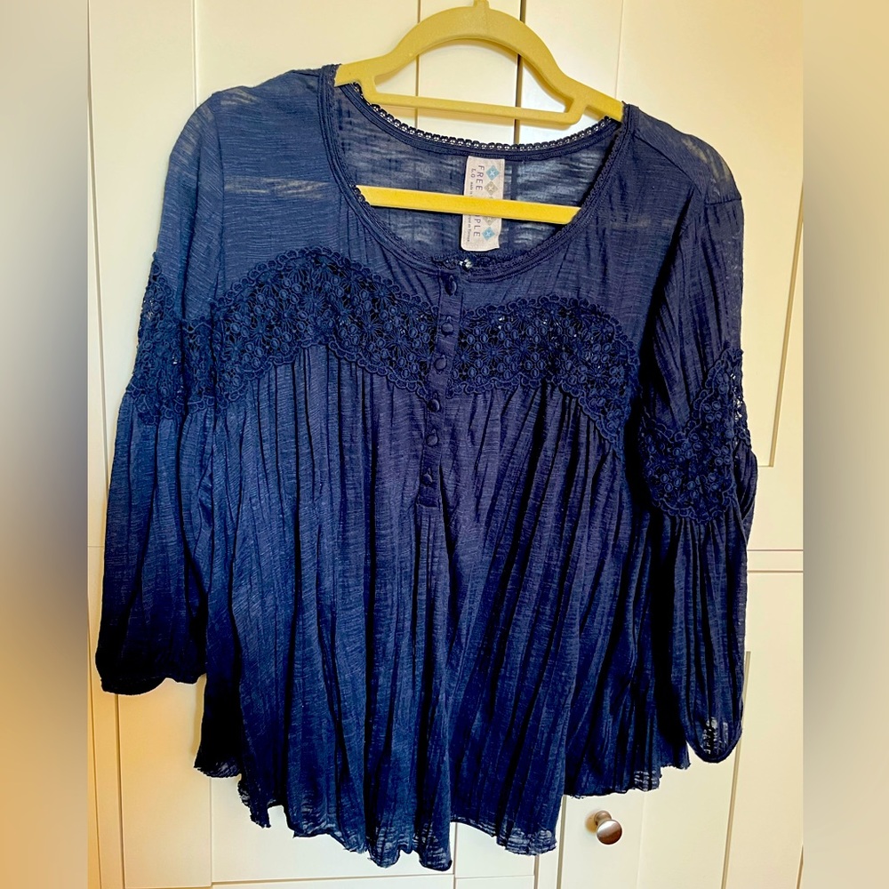- Anthropologie Free People 3/4 sleeve top Large navy blue gently used